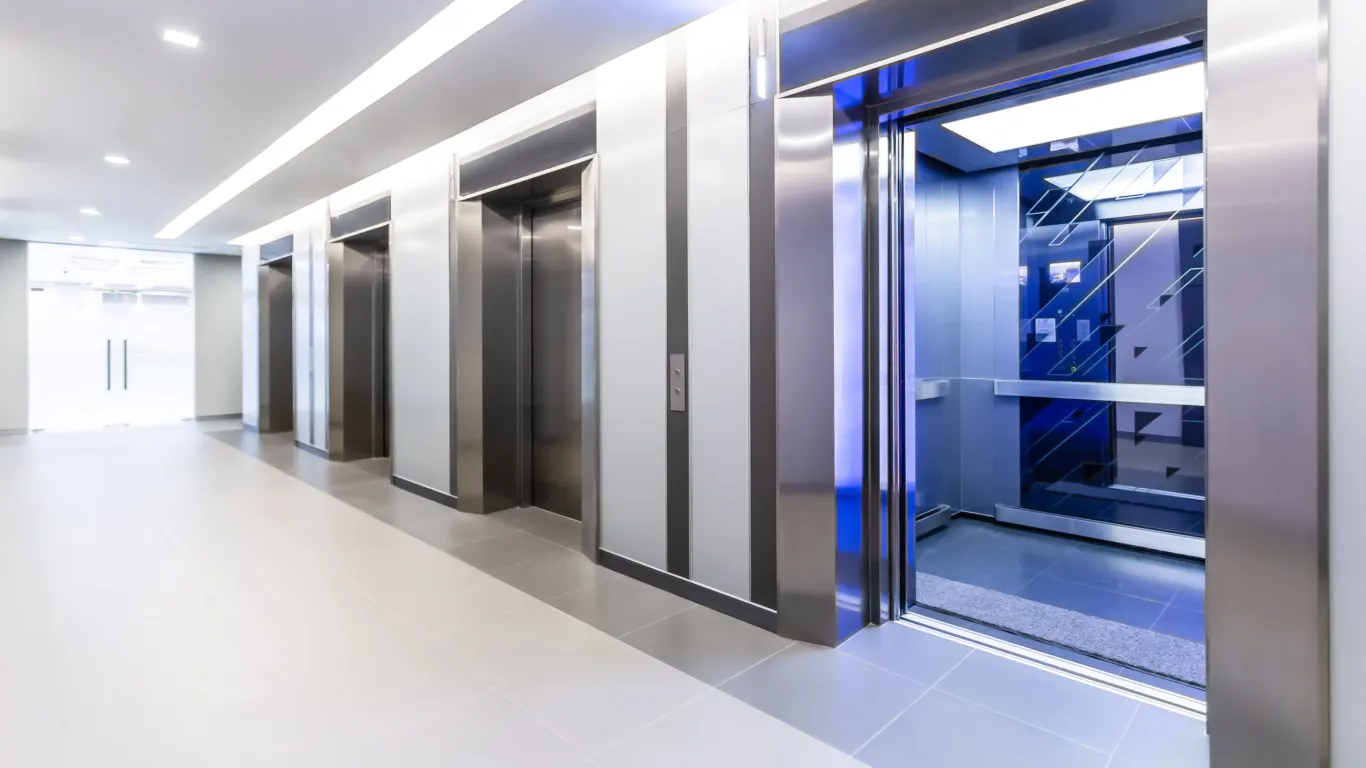 Mehrere Farhstühle, Fahrstuhl mit geöffneter Tür Magnetbremse Sicherheitsbremse Federkraftbremse